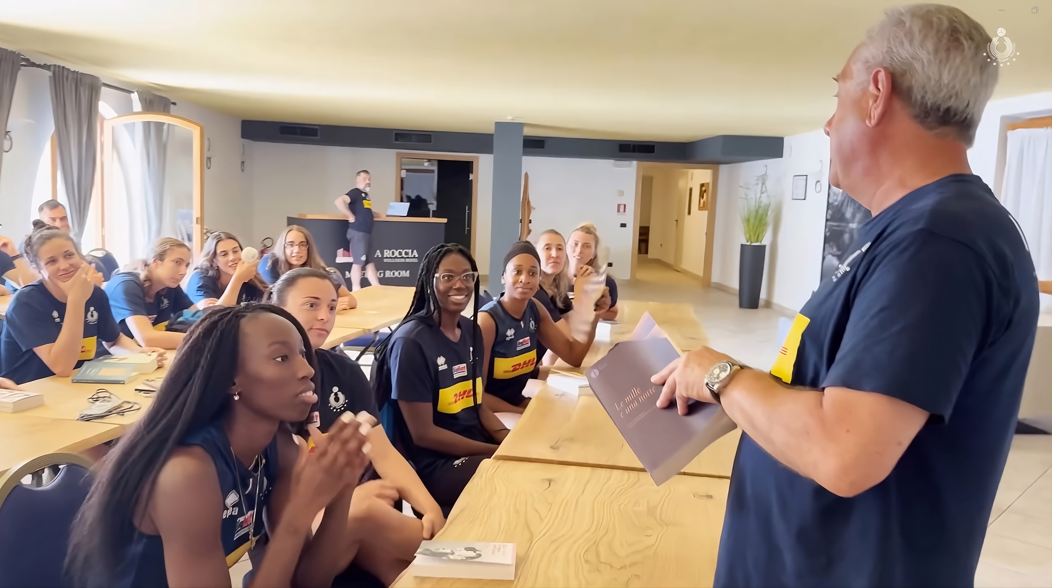 Julio Velasco, il buon esempio: tutti i libri per la Nazionale Femminile Pallavolo